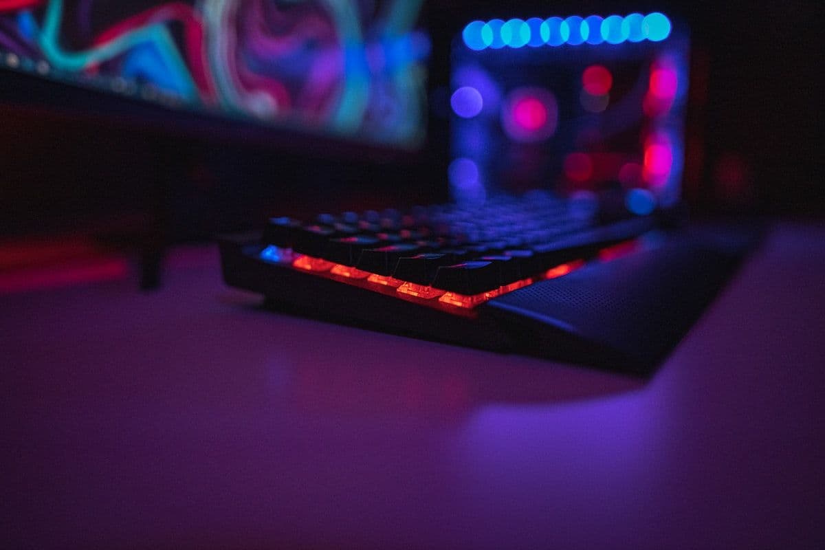 Teclado gamer magnético preto em mesa de madeira Teclado gamer preto sobre mesa de madeira marrom, ideal para jogos em 2026