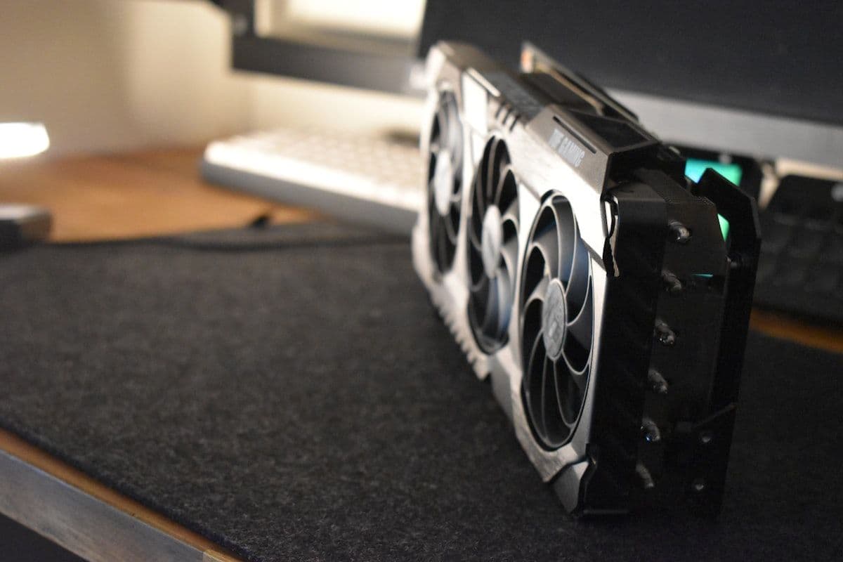 Computador em mesa com foco em jogos para GTA 6 Computador em uma mesa com foco em componentes para jogos, ideal para GTA 6
