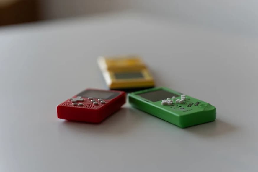 Anbernic ou Miyoo: Qual Escolher no Handheld Retrô em 2026?