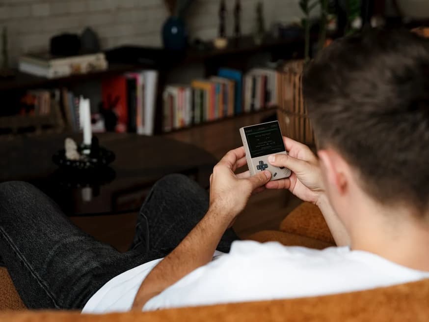 Anbernic RG35XX H Review: Vale a Pena o Handheld em 2026?