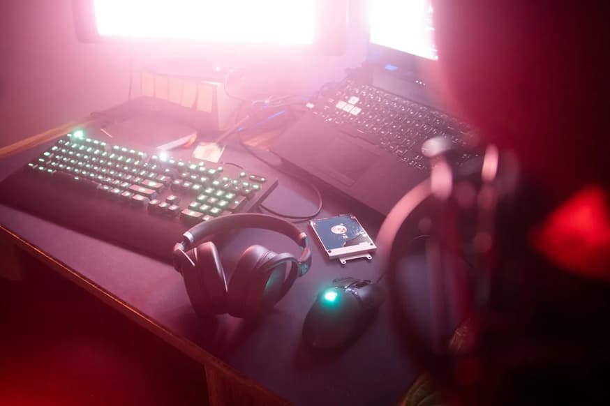 IEM Gamer ou Headset: Qual Escolher para Jogar em 2026?
