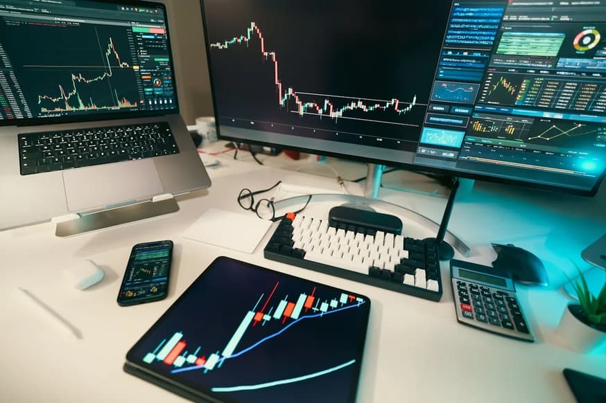 Melhor Suporte de Monitor Triplo em 2026: Top 5 Modelos