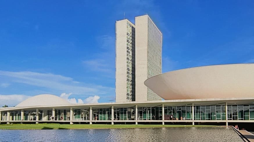 Centro de Tecnologia da Informação Renato Archer: Arquitetura Moderna Edifício moderno do Centro de Tecnologia da Informação Renato Archer com telhado curvo e torre distinta.