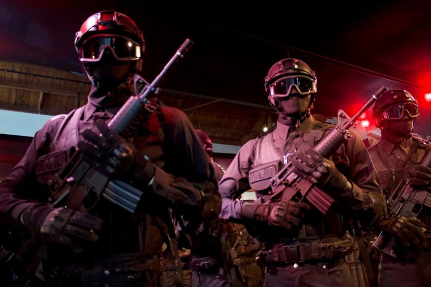 Homens com fuzis de assalto no CS2 em ação Homens armados com fuzis de assalto em um cenário de ação do CS2