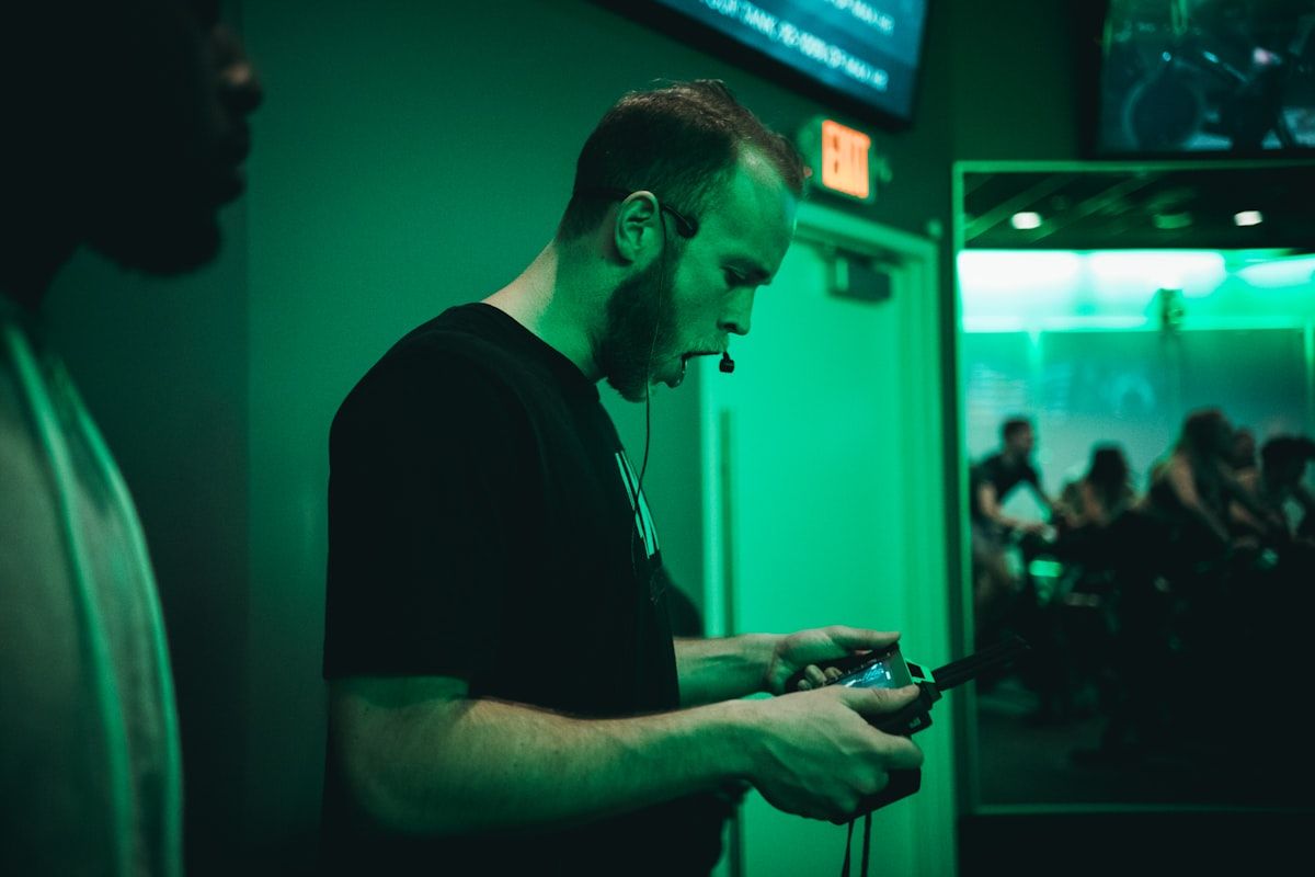 Homem jogando Riot Games com controle em um quarto Homem segurando controle de videogame e gritando em um quarto, jogando Riot Games