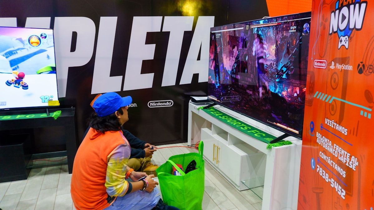 Duas pessoas jogando GTA 6 em tela grande Duas pessoas jogando videogame em uma tela grande, se divertindo com GTA 6