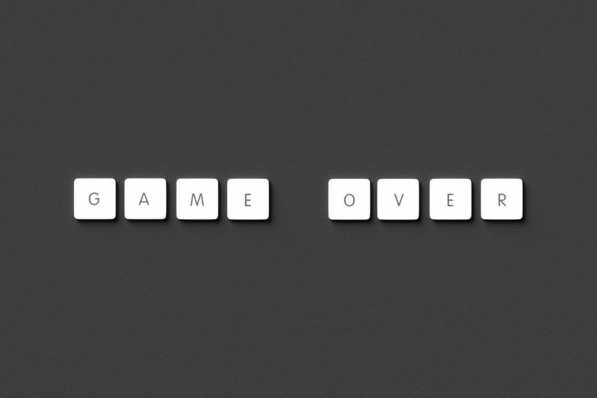 Foto em preto e branco da palavra 'game over', simbolizando o fim de um jogo