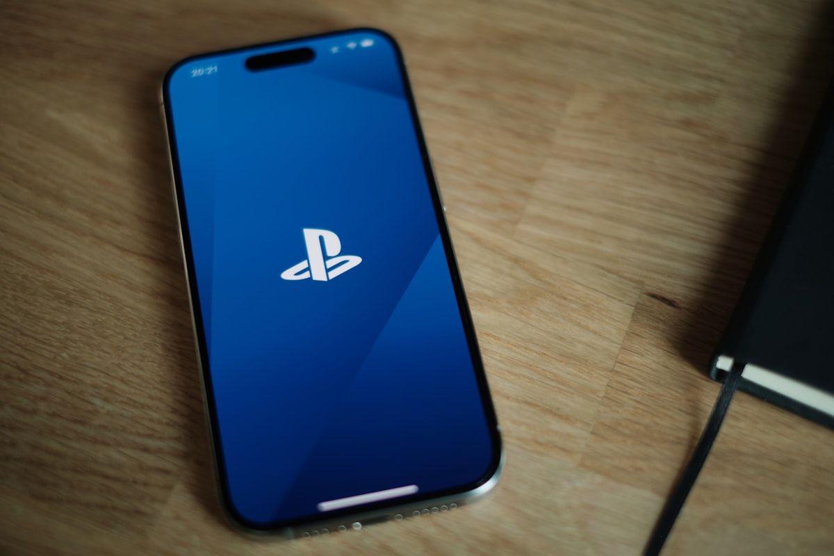 Celular Sony e controle de videogame em mesa Celular Sony em uma mesa ao lado de um controle de videogame, ideal para jogos emuladores.
