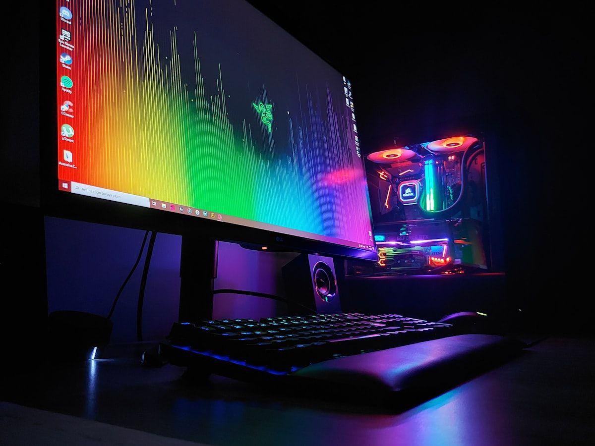 Monitor PC Gamer e Teclado Preto para Melhor Desempenho Monitor preto de tela plana ligado ao lado de um teclado preto, ideal para PC Gamer
