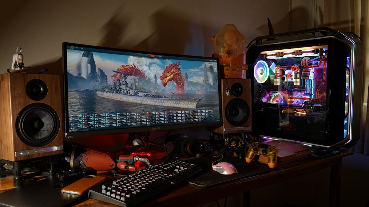 Monitor e teclado preto para montagem de pc gamer Monitor de tela plana preto ligado ao lado de um teclado preto, ideal para pc gamer.