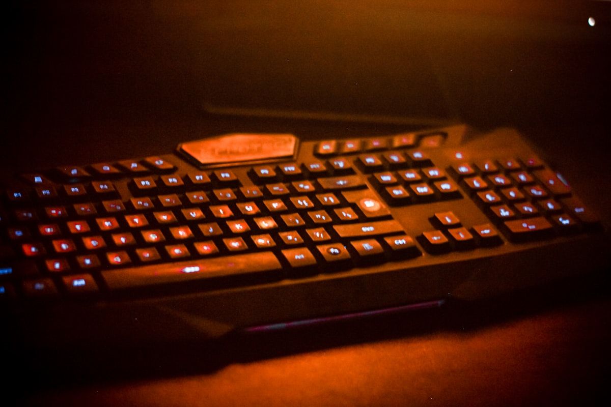 Teclado magnético gamer em mesa para jogos em 2026 Teclado magnético gamer sobre uma mesa, ideal para jogos em 2026
