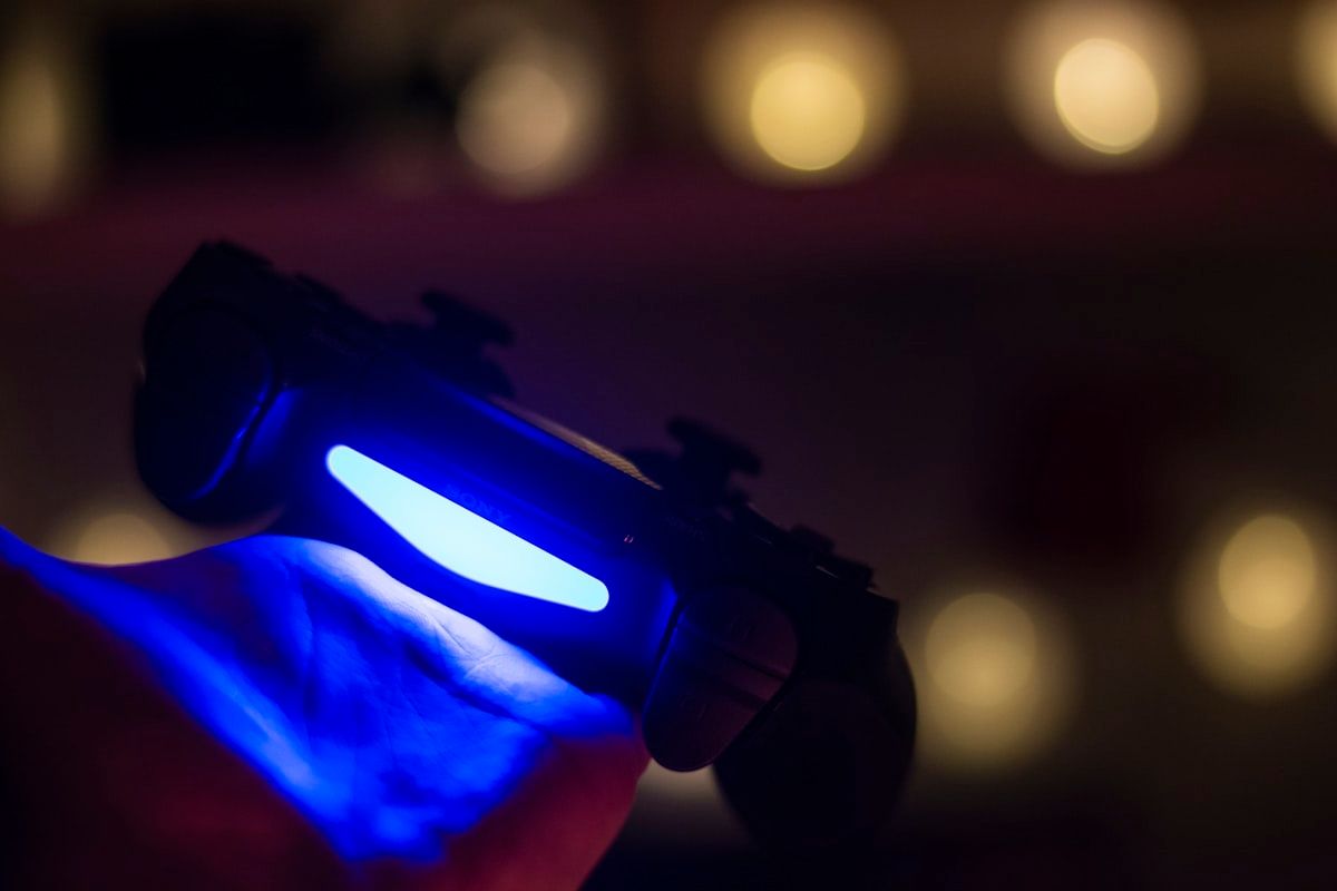 Mão segurando uma luz azul, simbolizando foco e precisão nos jogos como Valorant