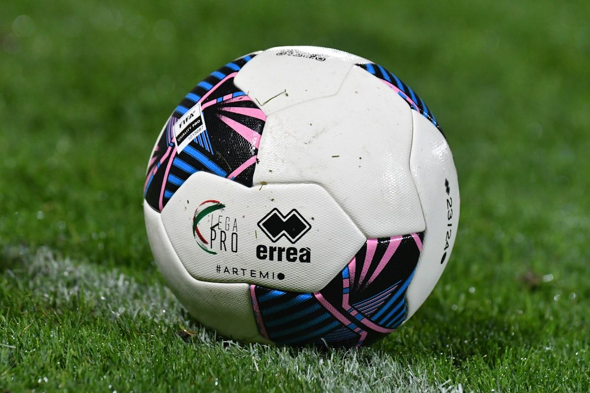Bola de futebol em um campo verde exuberante, pronta para o jogo