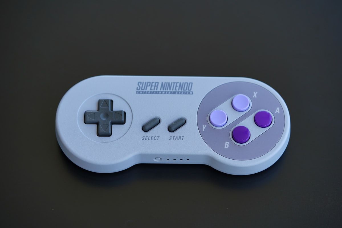 Controle moderno para emulador de PS2 em Android Controle de videogame preto e branco com design moderno para jogos de PS2 em Android