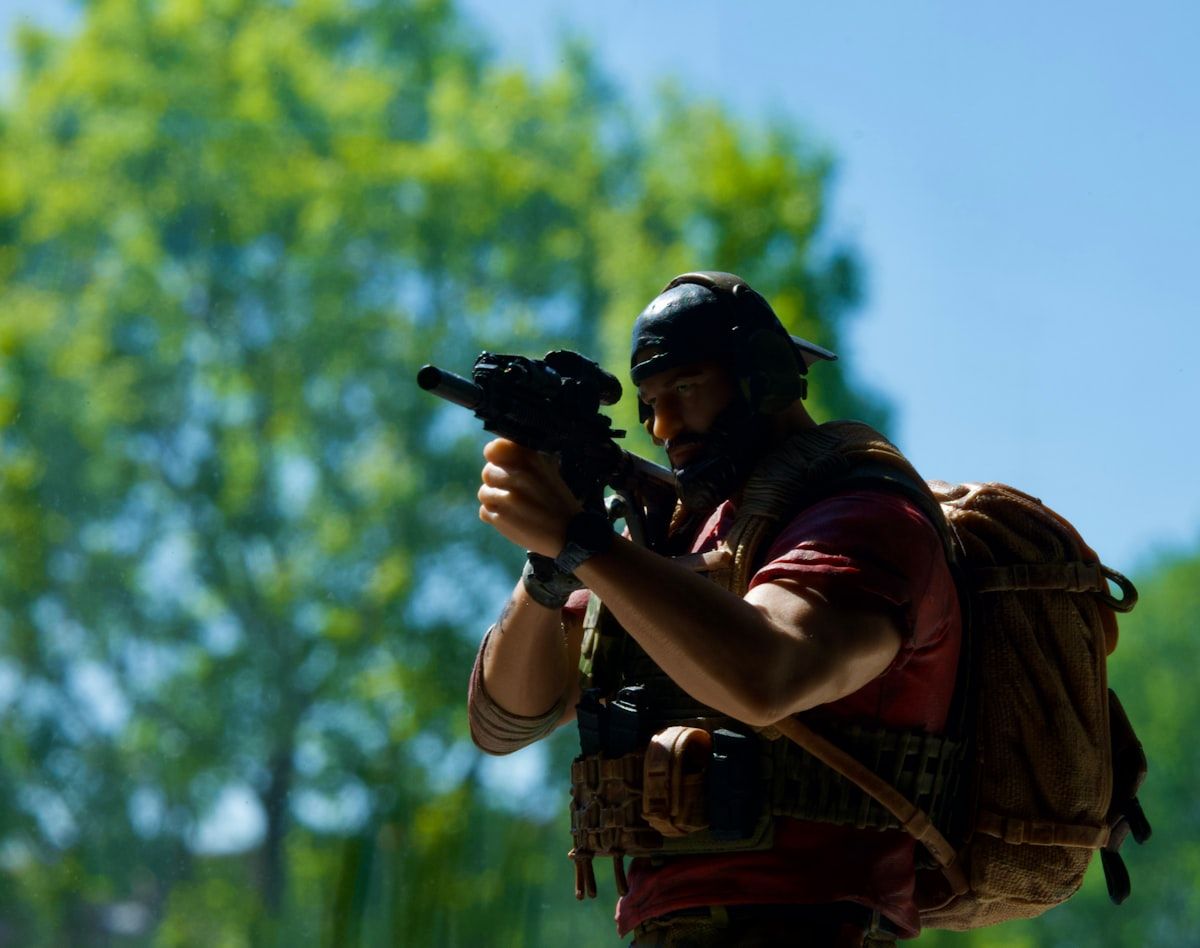 Homem com mochila e arma, ilustração para CS2 Homem com mochila segurando uma arma, representando a preparação para jogos de tiro como CS2