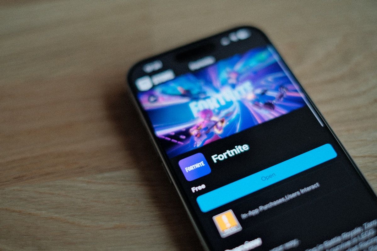 Close-up de um celular sobre a mesa, ideal para jogar Fortnite Mobile em 2026