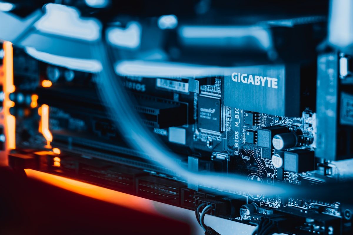 Close-up de placa-mãe com fios para análise da RTX 5060 Ti Placa-mãe de computador em close, destacando fios e conexões essenciais para desempenho