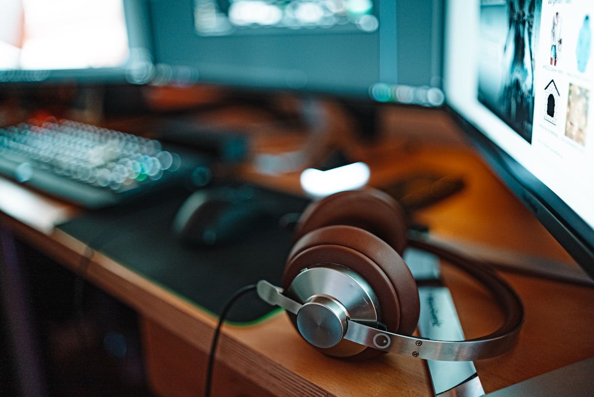 Mesa com monitor e fones de ouvido gamer para jogos Mesa com monitor e fones de ouvido gamer, ideal para jogos imersivos.