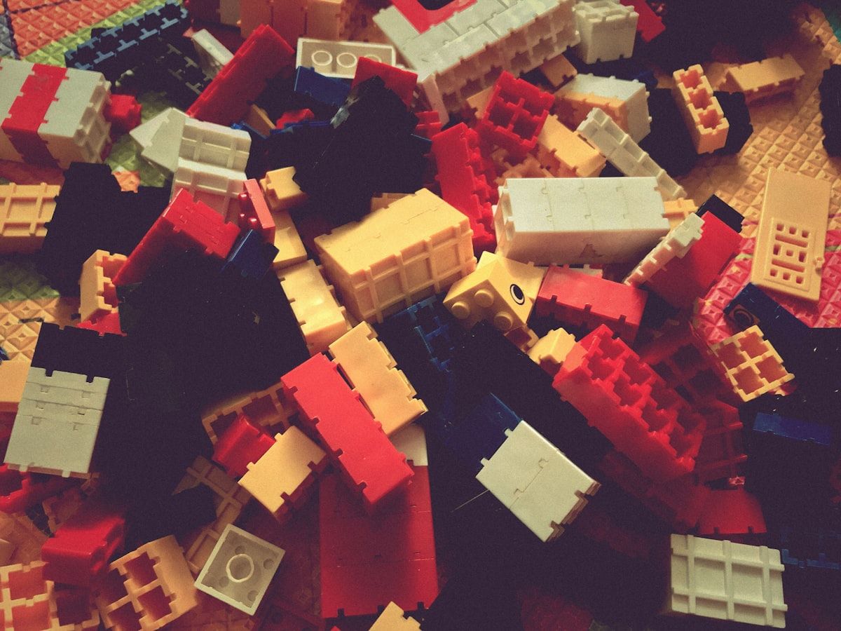 Lote variado de blocos de construção plásticos coloridos Diversos blocos de construção plásticos coloridos em um único lote, ideais para jogos educativos