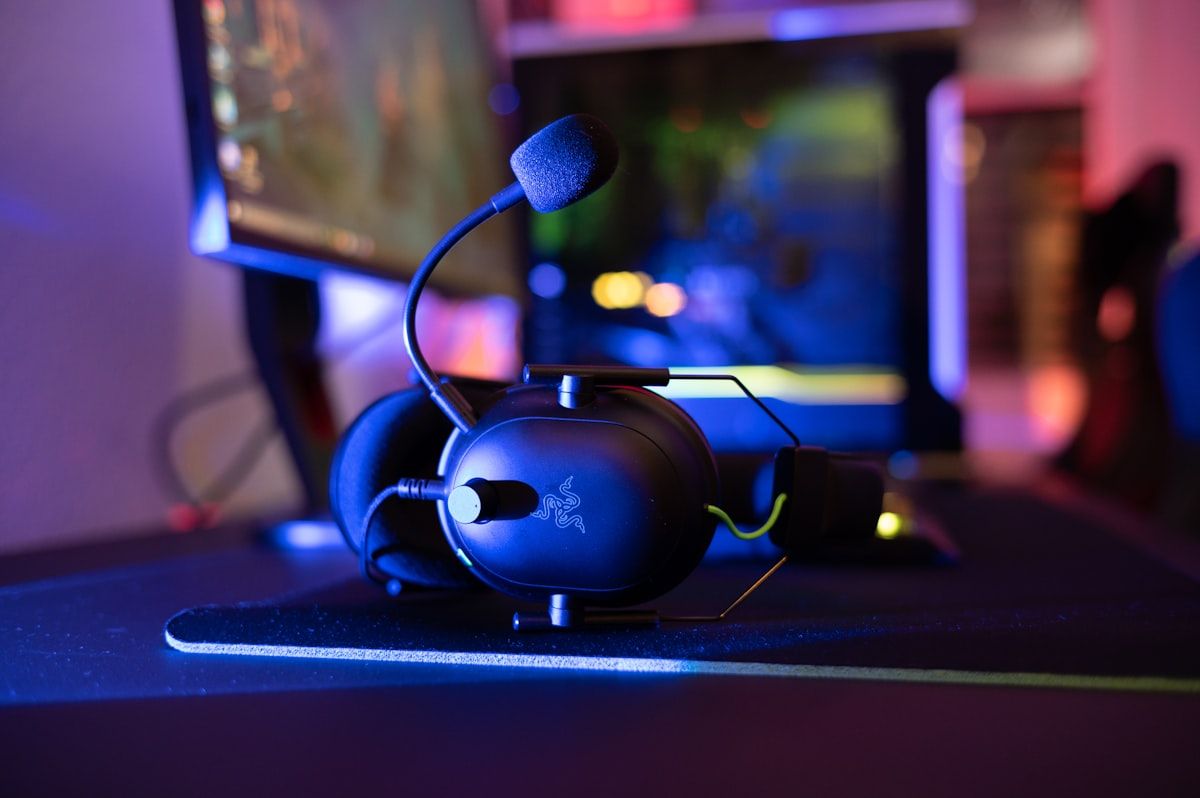 Headset gamer em destaque para jogos como CS2 Foco em um headset gamer sobre uma mesa, ideal para jogar CS2 com conforto e qualidade sonora.