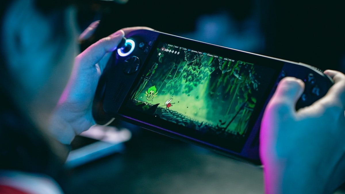 Jogador desfrutando de GTA 6 em console portátil Pessoa jogando GTA 6 em um console portátil, imersa na ação do jogo.