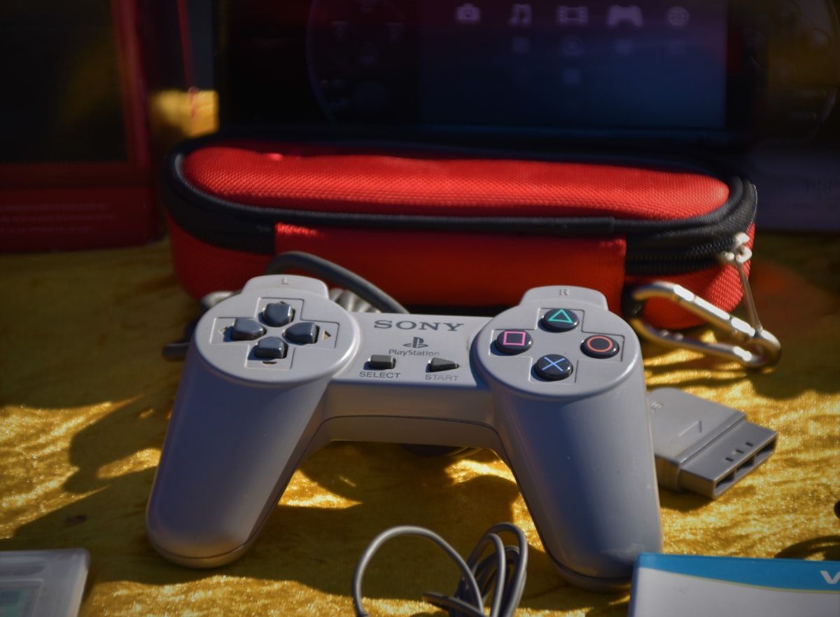 Controlador Sony cinza para jogos em PC Controlador Sony cinza para jogos em PC, ideal para gamers exigentes
