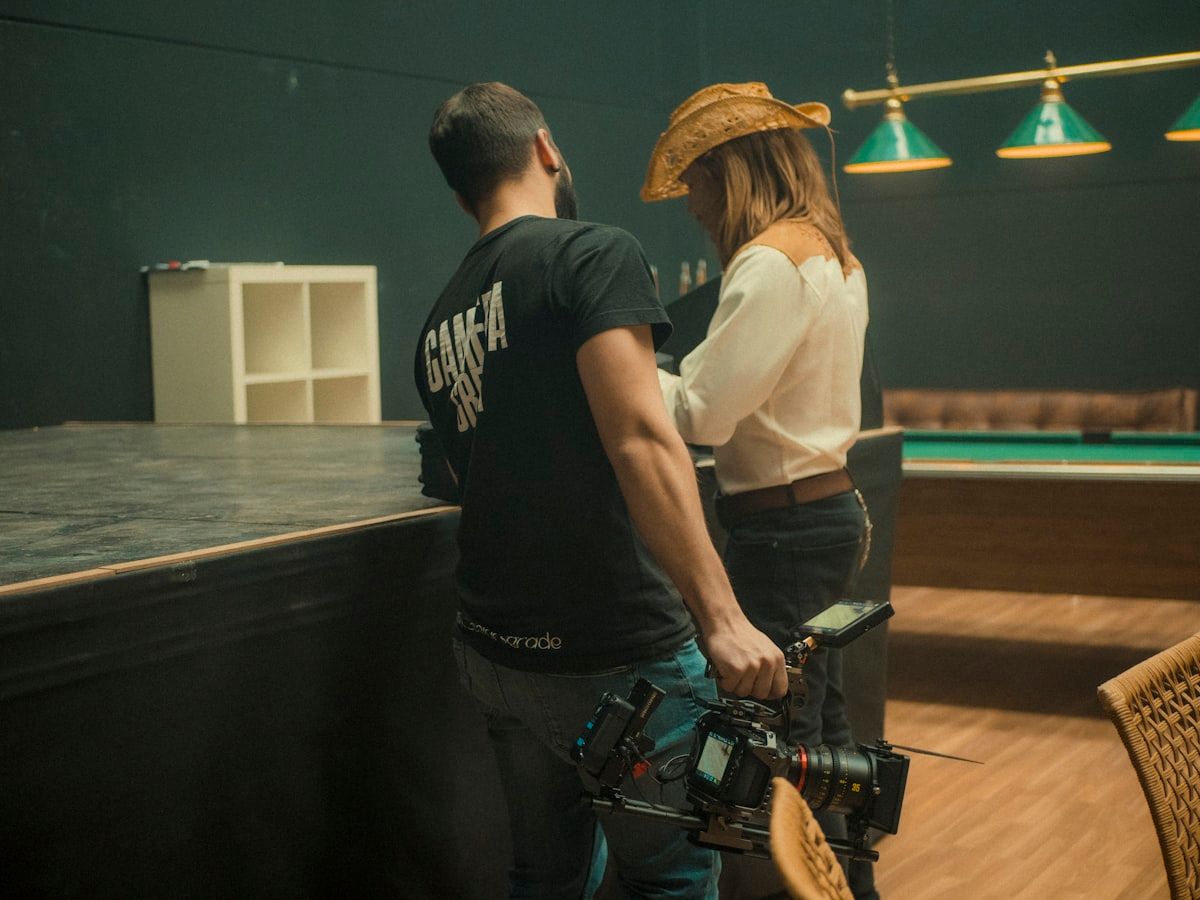 Casal posando para foto, dicas de crosshairs no CS2 Homem e mulher sorrindo enquanto olham para a câmera, em ambiente descontraído