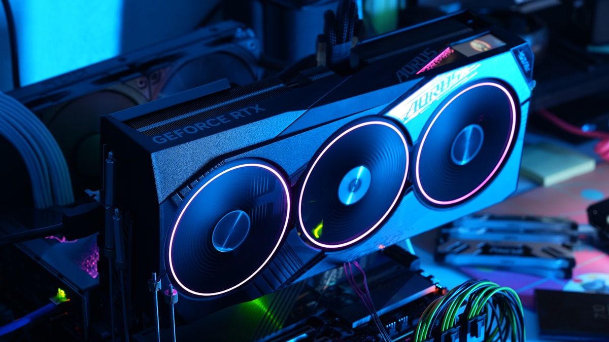 Placa de vídeo RTX 5060 Ti com desempenho superior Placa de vídeo RTX 5060 Ti com três ventoinhas, ideal para gamers e criadores de conteúdo