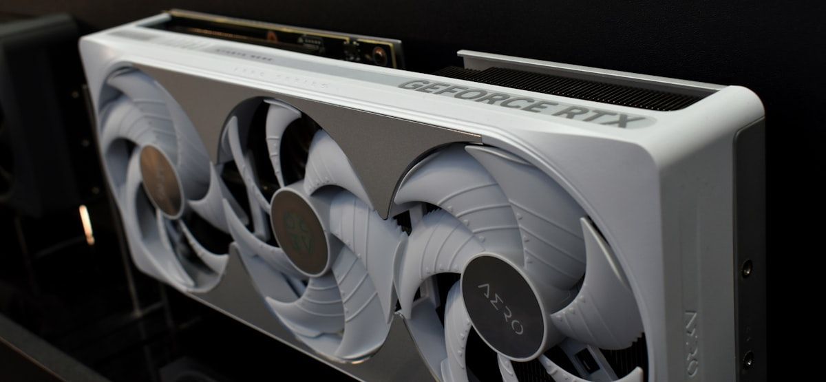 Placa de vídeo RTX com três ventoinhas em destaque Placa de vídeo branca com três ventoinhas e logo RTX, ideal para gamers