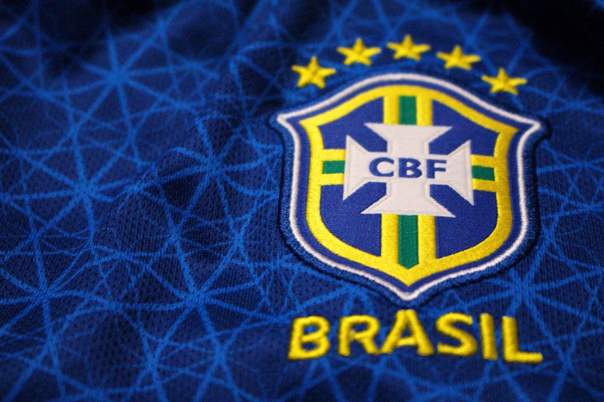Logo em destaque em uma camisa de futebol, representando a paixão pelo esporte