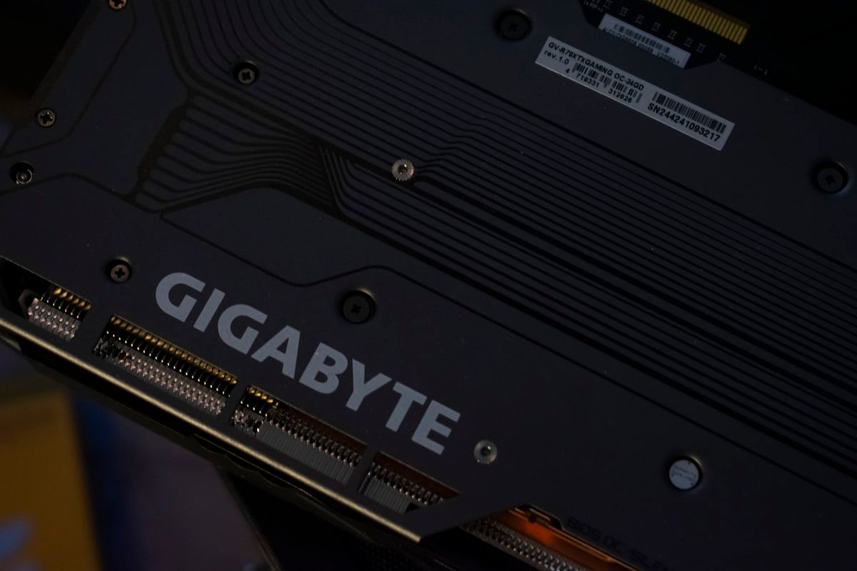Placa Gigabyte RTX 5060 Ti: desempenho e design Placa de vídeo Gigabyte RTX 5060 Ti com design moderno e potente