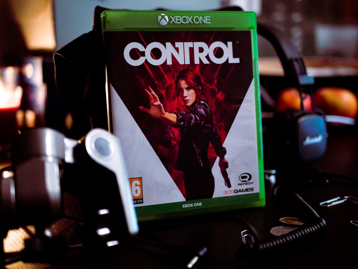 Video game CS2 em destaque com crosshairs ajustados Video game CS2 em cima de uma mesa, destacando crosshairs e ajustes