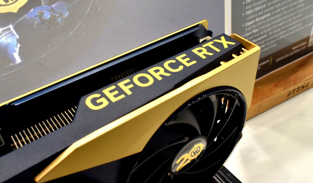 Placa Nvidia GeForce RTX com design em dourado Placa de vídeo Nvidia GeForce RTX com detalhes em dourado, destacando seu design sofisticado e potente.