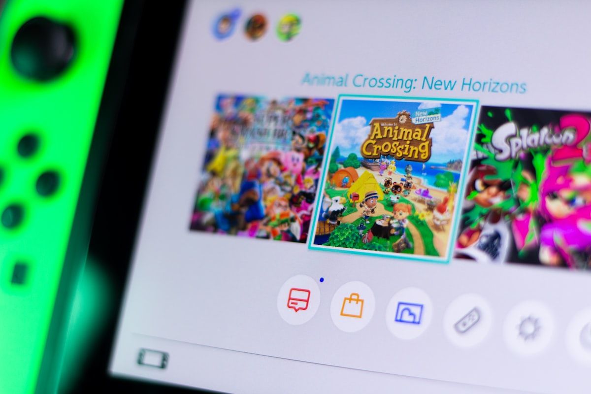Tablet preto exibindo aplicativo de jogo com códigos para resgatar em 2026