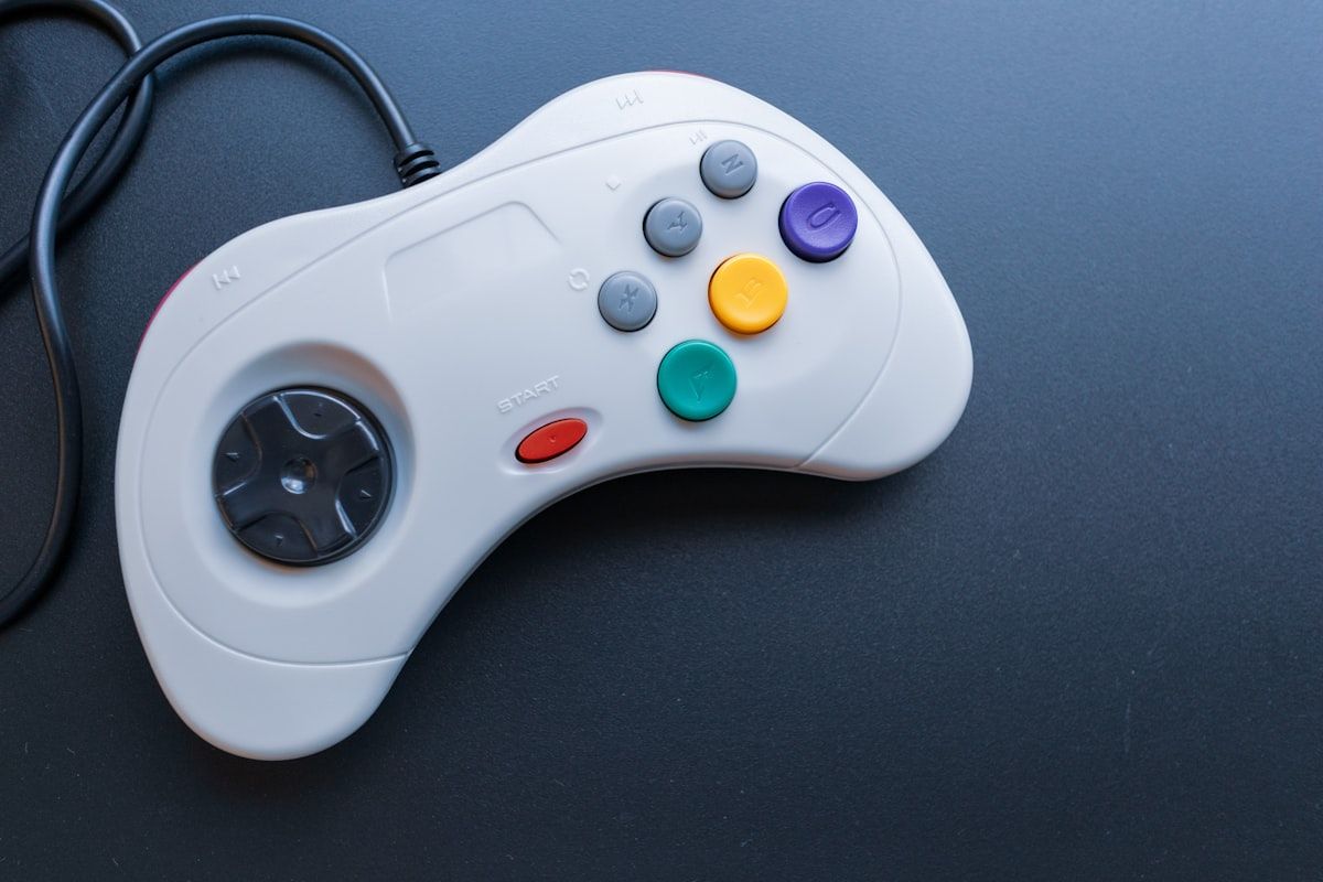 Controle de videogame para emuladores Android em 2026 Controle de videogame sobre uma mesa, ideal para jogos emuladores no Android