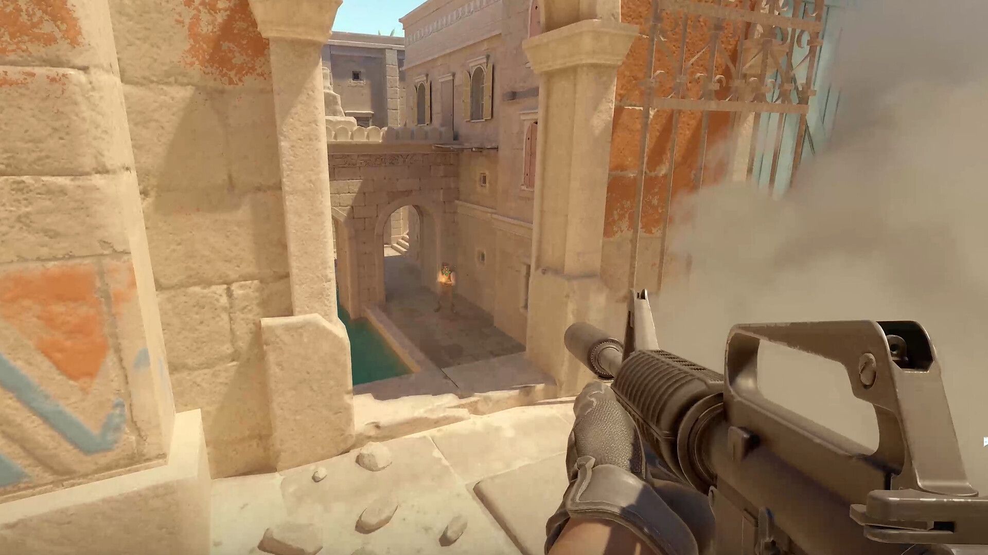 Gameplay do Counter-Strike 2 usado como referência visual para FOV e viewmodel