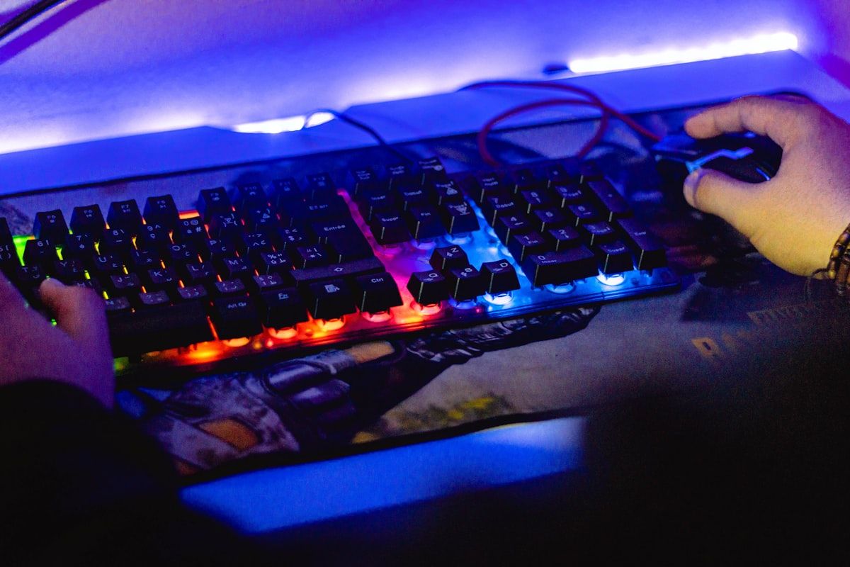 Pessoa digitando em teclado magnético gamer em 2026 Pessoa digitando em um teclado magnético gamer, destacando sua ergonomia e design moderno.
