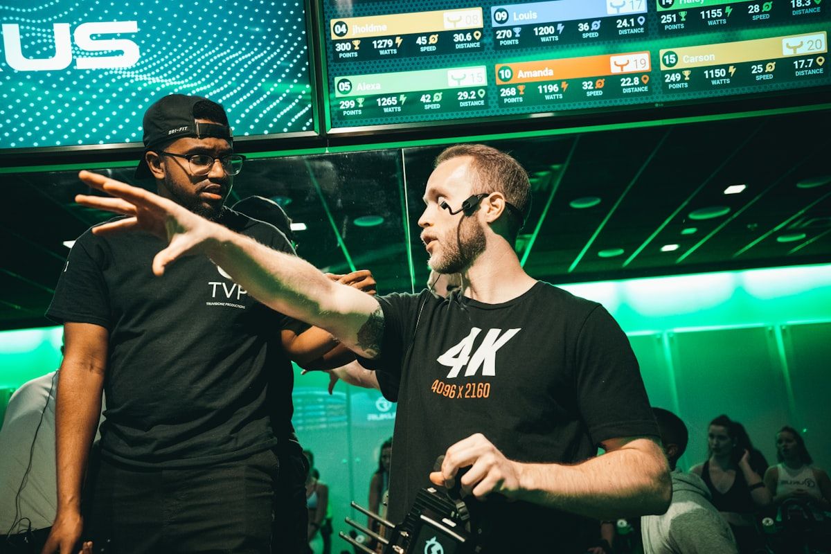 Homem com microfone sem fio em evento de esports Homem usando microfone sem fio durante evento de esports no Brasil