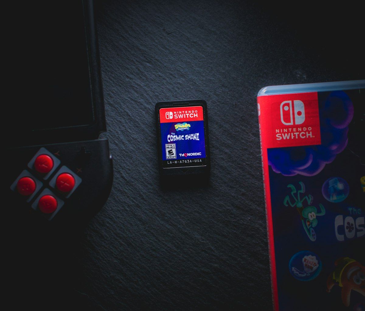 Nintendo Switch ao lado de um controle de videogame, destacando a versatilidade dos jogos