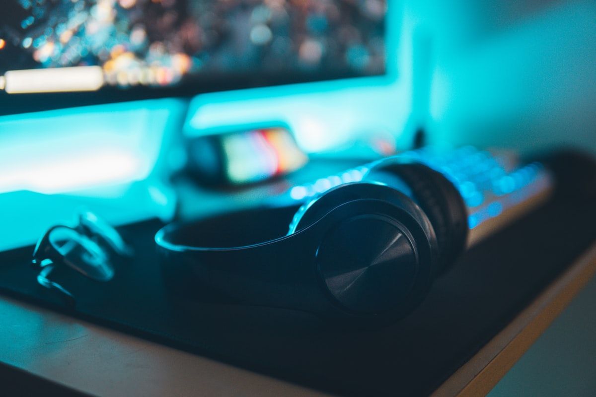 Mouse gamer e monitor: essenciais para Fortnite Close up de um mouse gamer e um monitor de computador, ideal para jogos como Fortnite