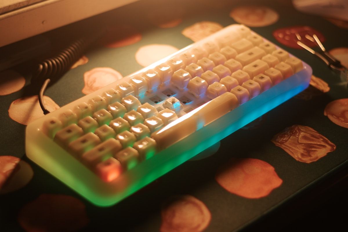 Teclado magnético gamer em mesa - 2026 Teclado magnético gamer sobre uma mesa, ideal para jogos em 2026