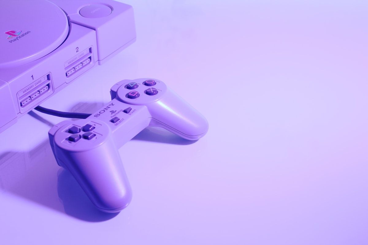Console PlayStation cinza e controle para jogos de Rainbow Six Console Sony PlayStation cinza com controle com fio, ideal para jogar Rainbow Six