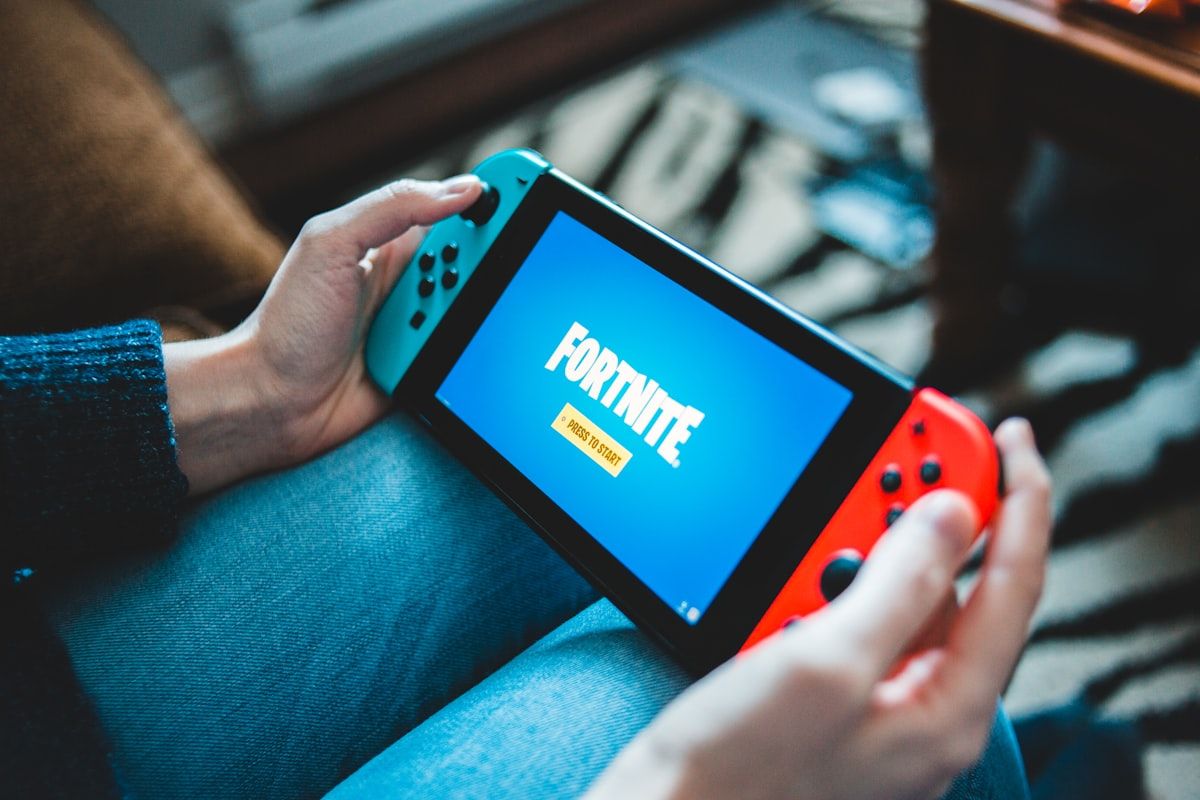 Nintendo Switch preto e vermelho, ideal para jogar Fortnite Mobile em 2026