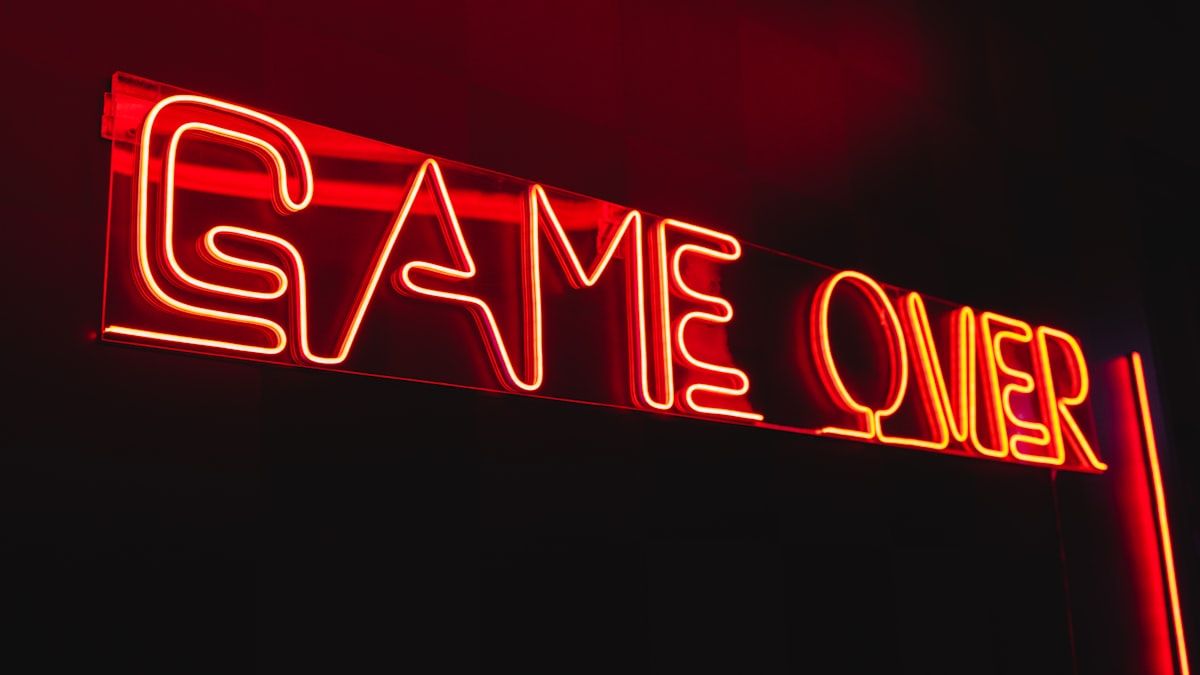 Placa neon 'Game Over' em fundo escuro para GTA 6 Placa de neon com a frase 'Game Over' em fundo escuro, simbolizando o fim de um jogo
