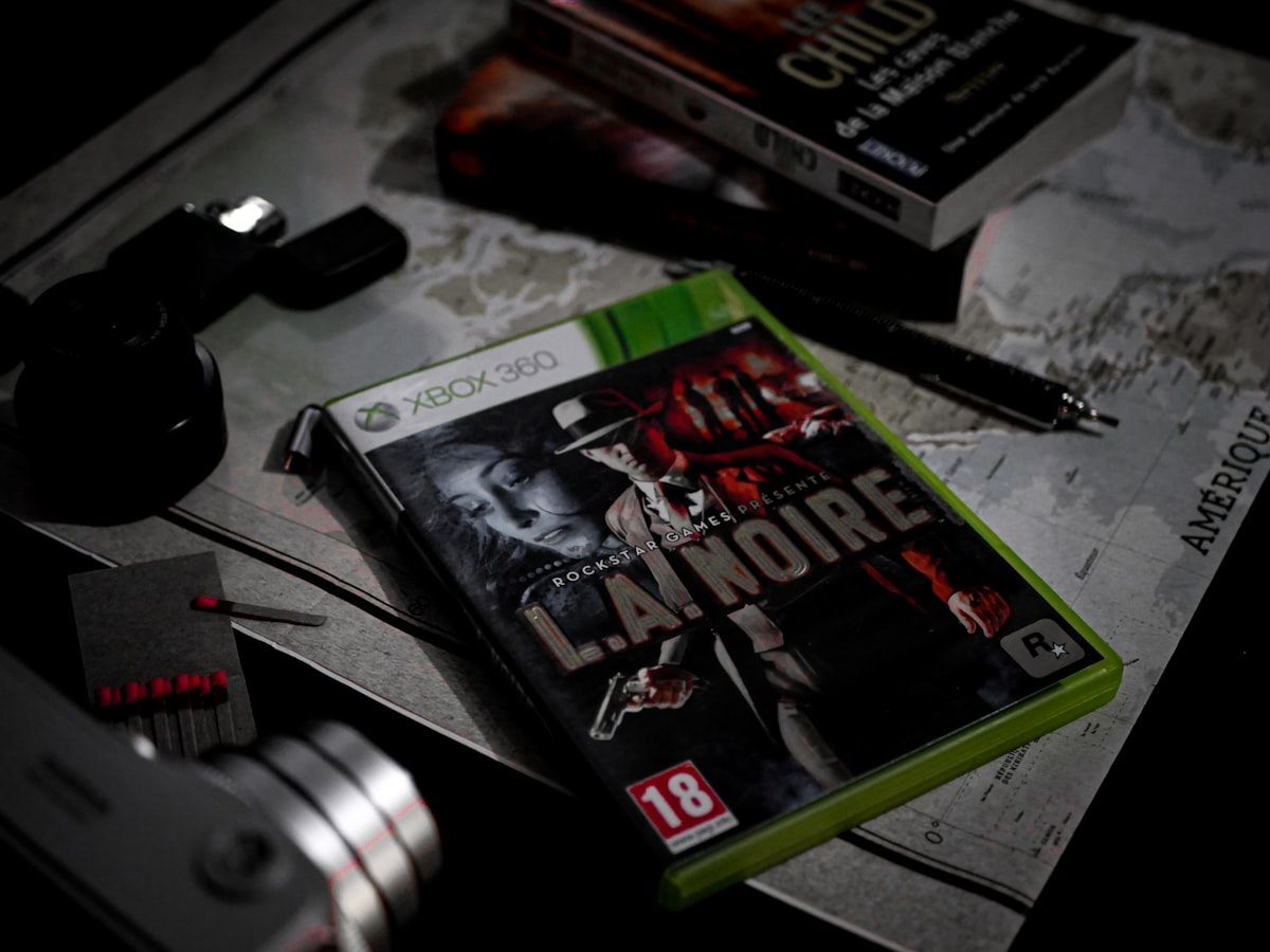Videogame e fones de ouvido prontos para GTA 6 Videogame em cima da mesa ao lado de fones de ouvido, ideal para jogar GTA 6