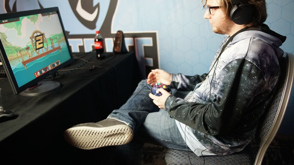 Homem sentado jogando vídeo game com controle, imerso na ação