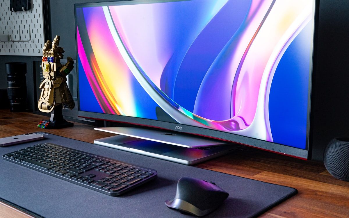 Monitor PC Gamer em Mesa de Madeira: Dicas e Escolhas Monitor de computador em cima de uma mesa de madeira, ideal para gamers