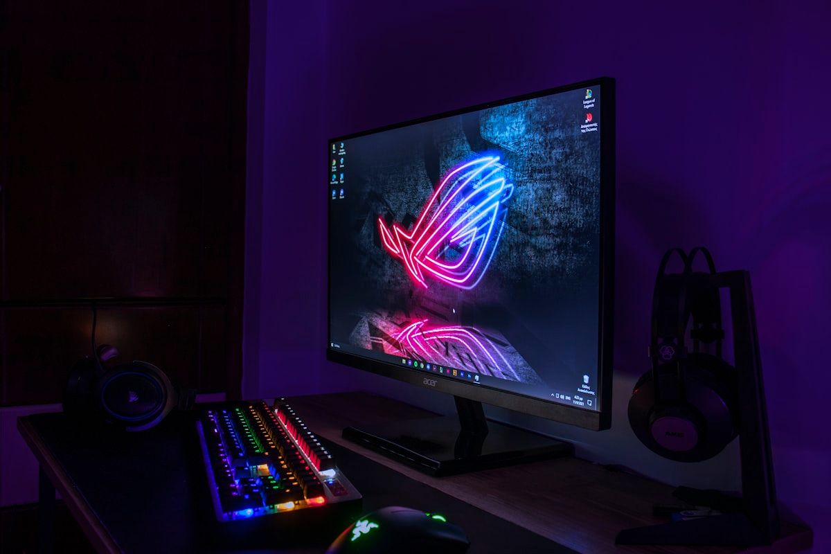 Monitor PC Gamer Iluminado em Ambiente Escuro Monitor de computador gamer iluminado no escuro com teclado destacado