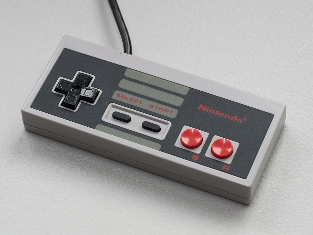 Controle Nintendo: essencial para emuladores de Android Controle de videogame da Nintendo em close, ideal para gamers e emuladores