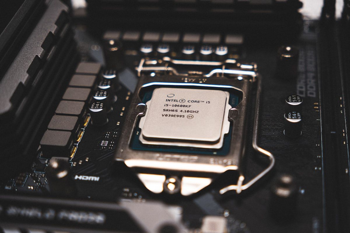 Chip de CPU para montagem de PC gamer Chip de CPU sobre uma placa de computador, essencial para PCs gamers